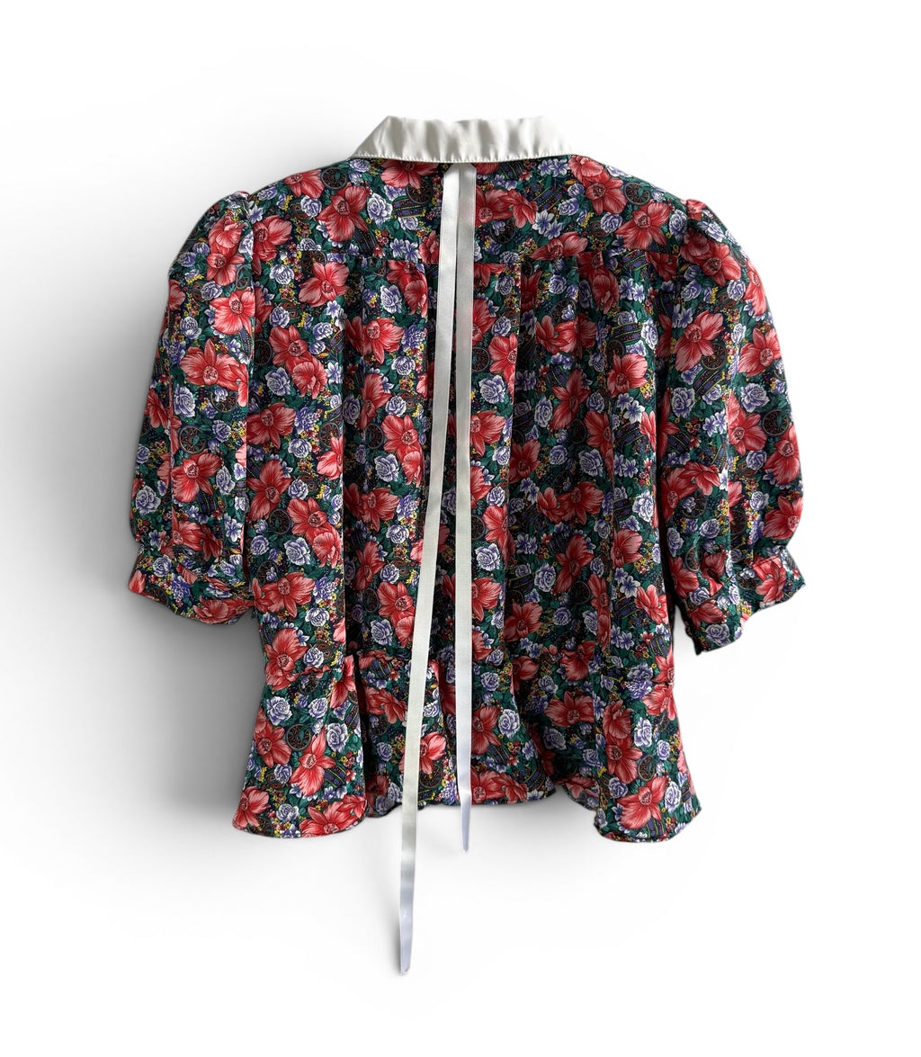 Vintage Floral Blouse with Contrast Collar and Adjustable Waist