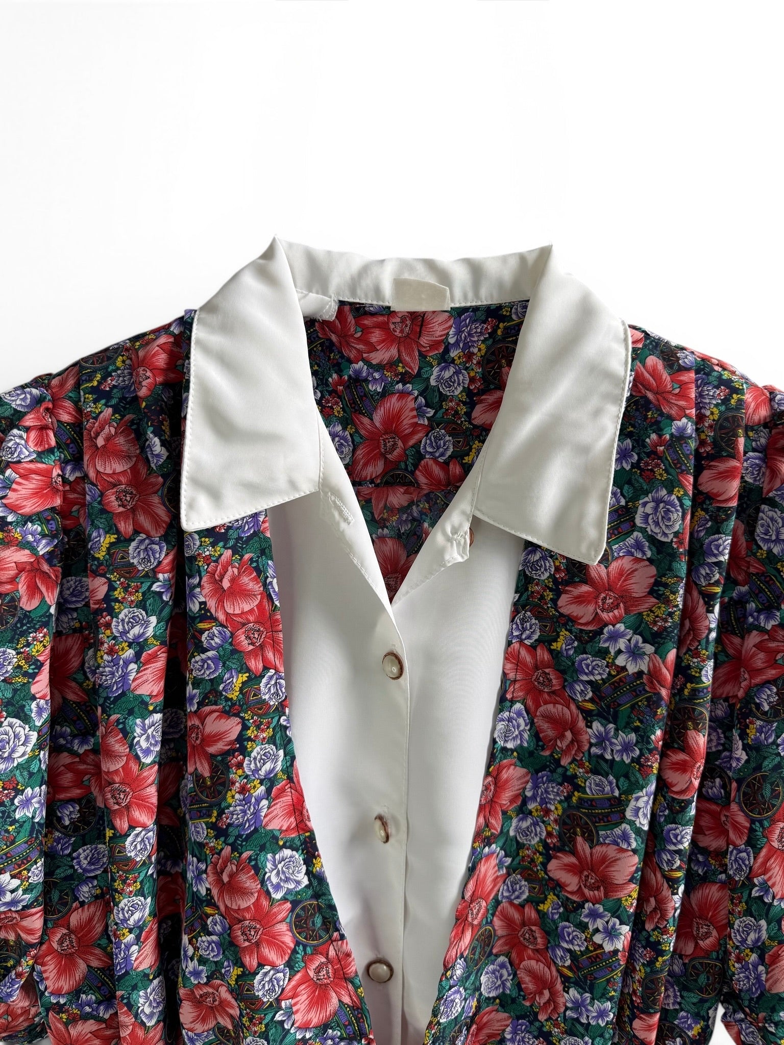 Vintage Floral Blouse with Contrast Collar and Adjustable Waist