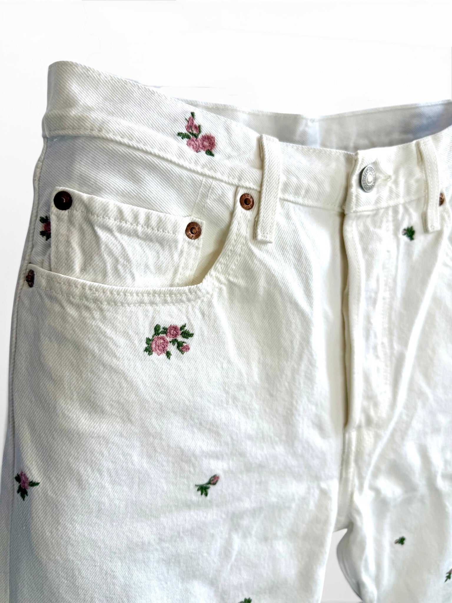 Vintage Levi's 501 White Jeans — Rose Embroidery