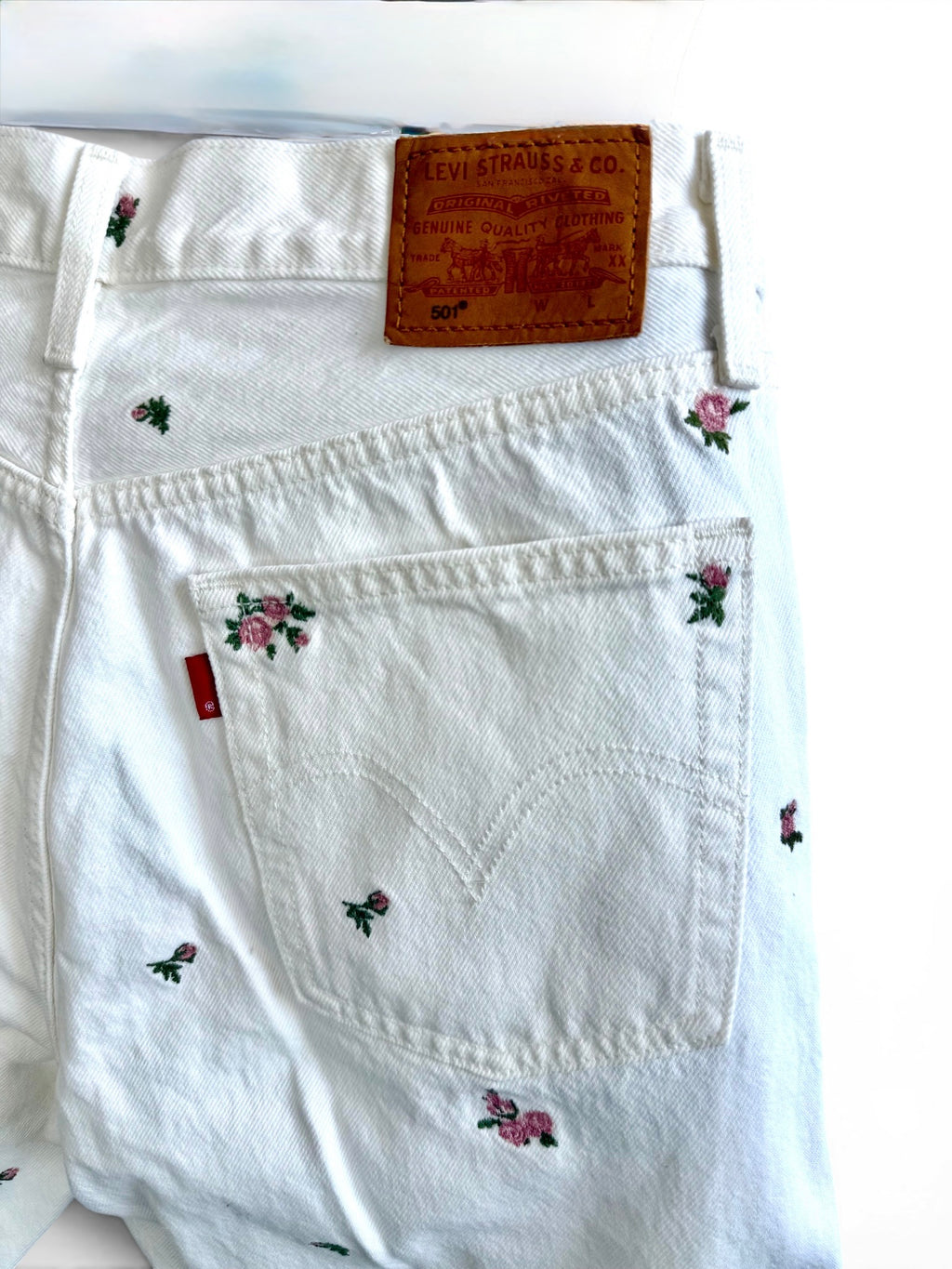 Vintage Levi's 501 White Jeans — Rose Embroidery