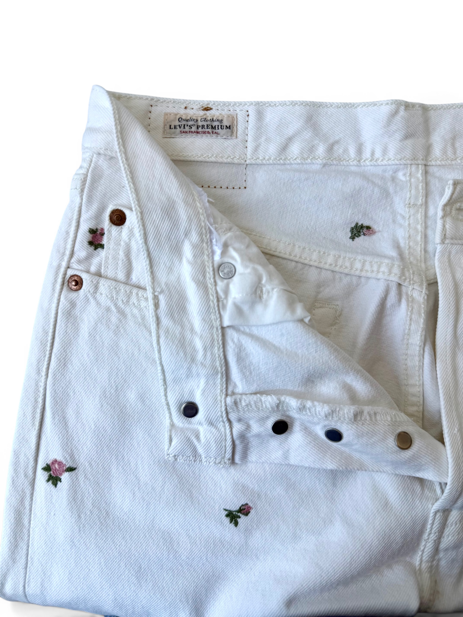 Vintage Levi's 501 White Jeans — Rose Embroidery